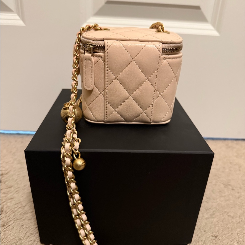 Chanel Small Vanity with Gold Chain - Picture 3 of 7